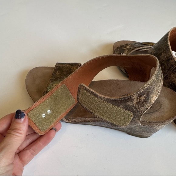 Taos Footwear Women's Sandals - Textured Brown with Gold Accents 5 -5.5 - Picture 6 of 10